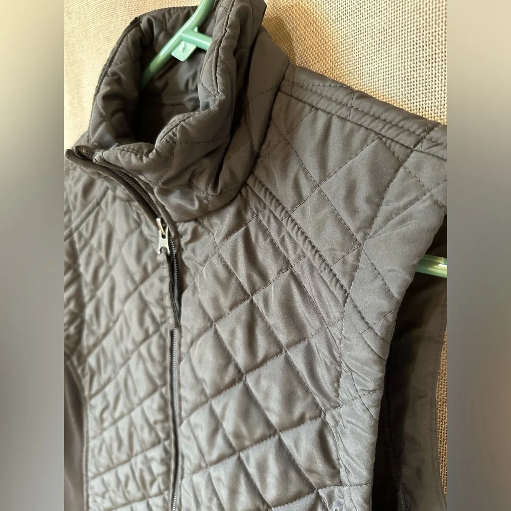 Van Heusen•insulated full-zip vest•women’s small•polyester•gray•quilted•pockets - Picture 3 of 13